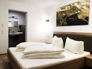 Tempat tidur dalam kamar di Appartement Alpenzauber