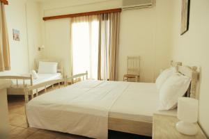 Postel nebo postele na pokoji v ubytování Faros Hotel