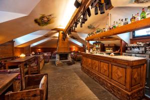 Lounge nebo bar v ubytování Hotel Jolanda Sport