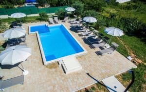 Bazén v ubytování Apartments Lucija 2 nebo v jeho okolí