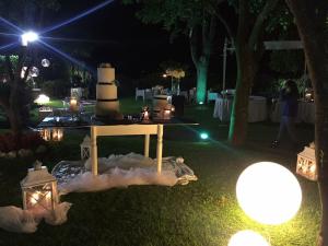 una mesa con un pastel de bodas en ella por la noche en Villa Simitode en Cava deʼ Tirreni