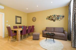 salon z kanapą, stołem i krzesłami w obiekcie Vienna Stay Apartments Pezzl 1170 w Wiedniu