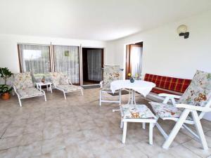 ein Wohnzimmer mit Stühlen, einem Tisch und einem Sofa in der Unterkunft Ferienwohnung Nain in Bad Dürrheim