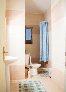 Bathroom sa Manesi Apartments