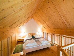 מיטה או מיטות בחדר ב-Naturhotel Landhof Irschen