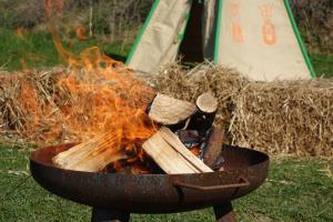 una hoguera con un montón de fuego en Eternahof, en Bad Gandersheim