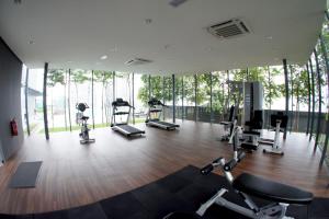 Dorsett Bukit Bintang Residence by De Space في كوالالمبور: صالة ألعاب رياضية مع أجهزةالجري واجهزة الاوبتكال في مبنى