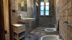 un bagno con lavandino, doccia e WC di Borgo in Chianni a Chianni