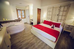מיטה או מיטות בחדר ב-Villa Toscana Boutique Hotel -Adults Only