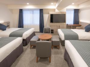 Postel nebo postele na pokoji v ubytování HOTEL MYSTAYS Midosuji Honmachi