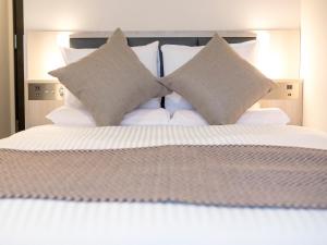 Postel nebo postele na pokoji v ubytování HOTEL MYSTAYS Midosuji Honmachi