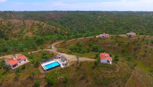 uma vista aérea de duas casas e uma piscina em Monte da Ameira em Roncão