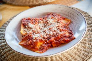 un plato con una rebanada de pizza en una mesa en El Molino, en Fonteblanda