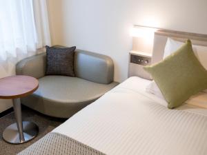 Postel nebo postele na pokoji v ubytování HOTEL MYSTAYS Midosuji Honmachi