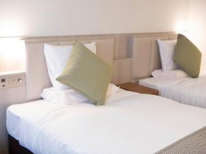 Postel nebo postele na pokoji v ubytování HOTEL MYSTAYS Midosuji Honmachi