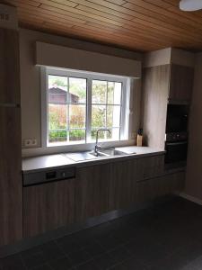 Dapur atau dapur kecil di Villa Fernley