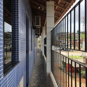 um corredor vazio de um edifício com azulejos azuis em Pousada Amazonas em Itabuna
