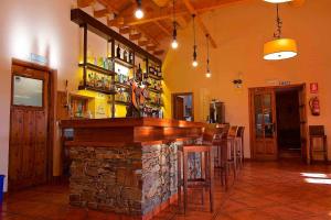 Valle Del Eria Hotel في Castrocontrigo: بار في مطعم مع منضدة حجرية
