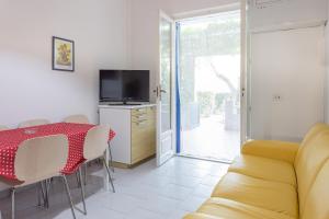 TV a/nebo společenská místnost v ubytování Baia Marticana Residence Hotel + 36 fotografií