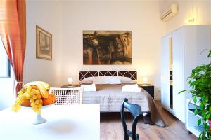 una camera con letto e tavolo con sedia di Vetrina Holidays Apartment Navona a Roma