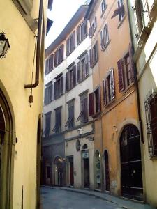 een steegje in een stad met twee gebouwen bij Hotel Cestelli in Florence