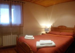 1 dormitorio con 1 cama con 2 toallas en Casa Antonia en Vilaller