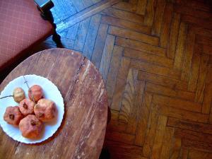 a plate of potatoes on a wooden table at Hotel Cestelli in Florence +70 photos