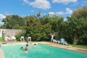 Der Swimmingpool an oder in der Nähe von Manoir le Bout du Pont