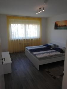 En eller flere senge i et værelse på Ferien - und Messewohnung am Stadtpark