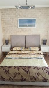เตียงในห้องที่ Ezore Yam Apartments - Ben Gurion 99