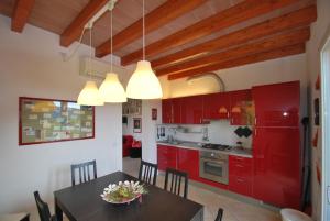 Kuchyň nebo kuchyňský kout v ubytování Villetta Ciclamino