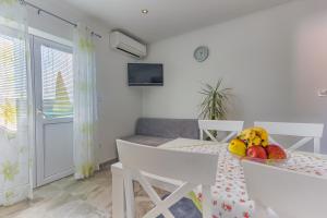 TV a/nebo společenská místnost v ubytování Apartment Adriano