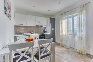 Kuchyň nebo kuchyňský kout v ubytování Apartment Adriano
