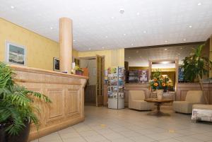 The lobby or reception area at Le Relais Du Roy