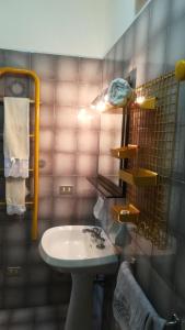 een badkamer met een wastafel en een spiegel bij Alba Apartment in Laigueglia
