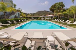 Bazén v ubytování Baia Marticana Residence Hotel nebo v jeho okolí