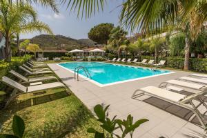 Bazén v ubytování Baia Marticana Residence Hotel nebo v jeho okolí