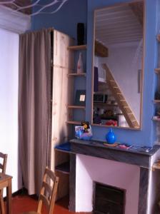 マルセイユにあるADORAMAAR- LES STUDIOSのリビングルーム(暖炉、鏡付)