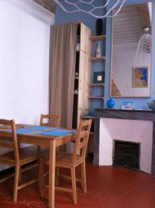 マルセイユにあるADORAMAAR- LES STUDIOSの暖炉付きの部屋(テーブル、椅子付)