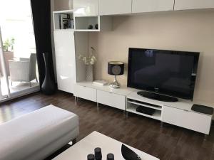 ein Wohnzimmer mit einem großen Flachbild-TV in der Unterkunft Villa Lina in Bandol