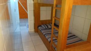 a room with a bunk bed in a room at Hostel Fariafaz in Gaspar