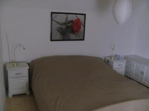 เตียงในห้องที่ Anglerhaus Paul Rysum nähe Greetsiel - Nordsee