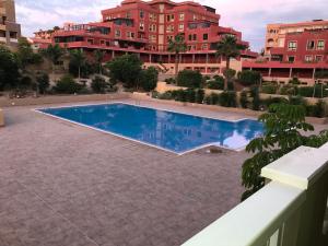 a swimming pool in front of a building at Maria Perla Medano in El Médano