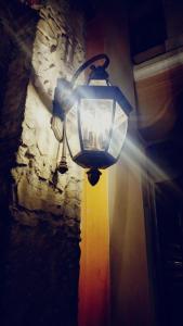 聖多明各的住宿－Hotel Class Colonial，石墙边的灯光