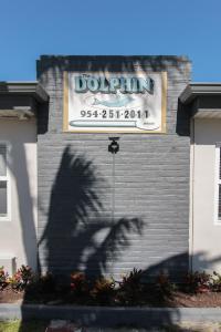 好萊塢的住宿－好萊塢海豚汽車旅館，建筑物上带有dojo标志的标志的阴影