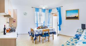 ガリポリにあるAttico Panoramicoのキッチン(テーブル、青いテーブルクロス付)