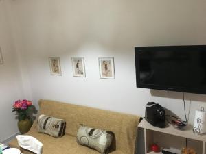 a living room with a couch and a flat screen tv at Domus Archimede in Siracusa
