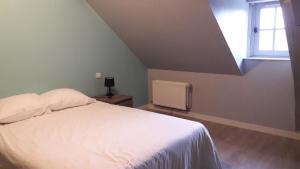 Port-Brillet的住宿－樂畢雷- 彭庭酒店，卧室配有白色的床和窗户。