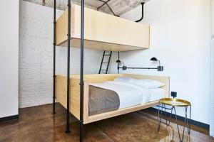 מיטה או מיטות קומותיים בחדר ב-The Robey, Chicago, a Member of Design Hotels