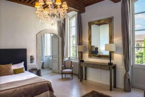 Postel nebo postele na pokoji v ubytování Château De Massillan